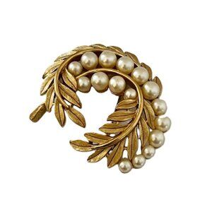 Vintage Trifari Faux Pearl Gold Tone Brooch Pin Laurel Branch Wreath